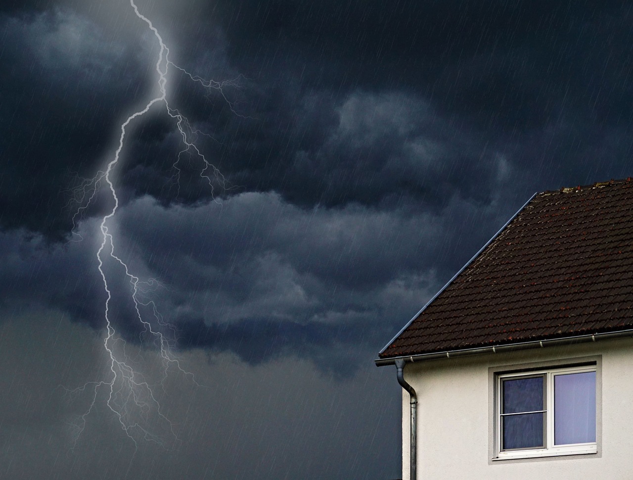 Image of a home in a storm, representing the ways Ashford DiMartino helps with the insurance coverage dispute process.